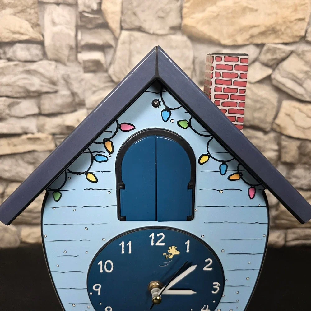 Peanuts Charlie Brown Christmas Cuckoo Clock‎ Snoopy Caroling Winter Scene Decor